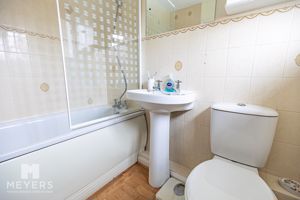 Ensuite - click for photo gallery
